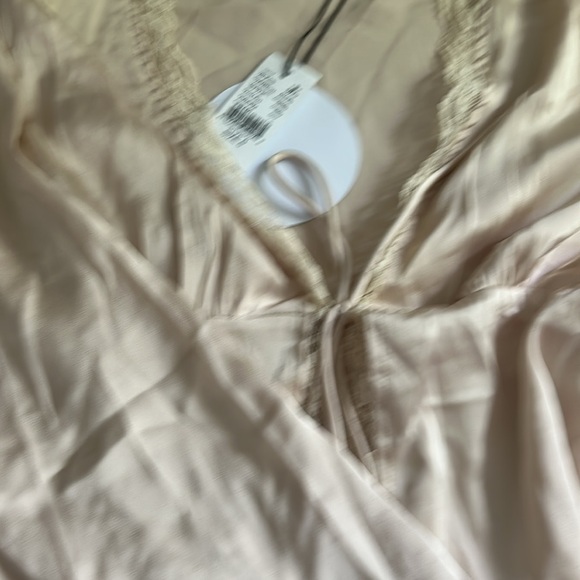 Elegant Cream Blouse with Lace Detail - Picture 2 of 3